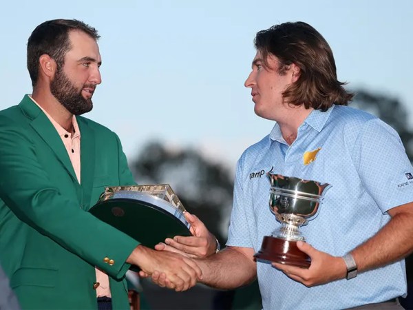 SCOTTIE SCHEFFLER MANDA Y DOMINA PARA VESTIR SU SEGUNDA CHAQUETA VERDE 